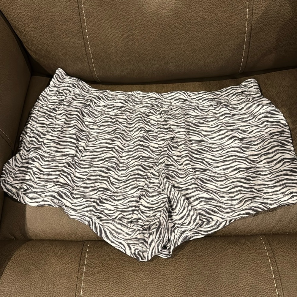 Victoria’s Secret size L boxer/sleep shorts in black/ white Like new condition